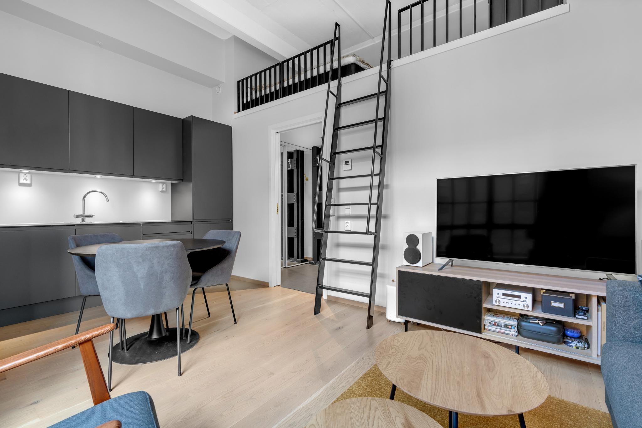 Åpen kjøkkenløsning i stue som gir en sosial følelse.

